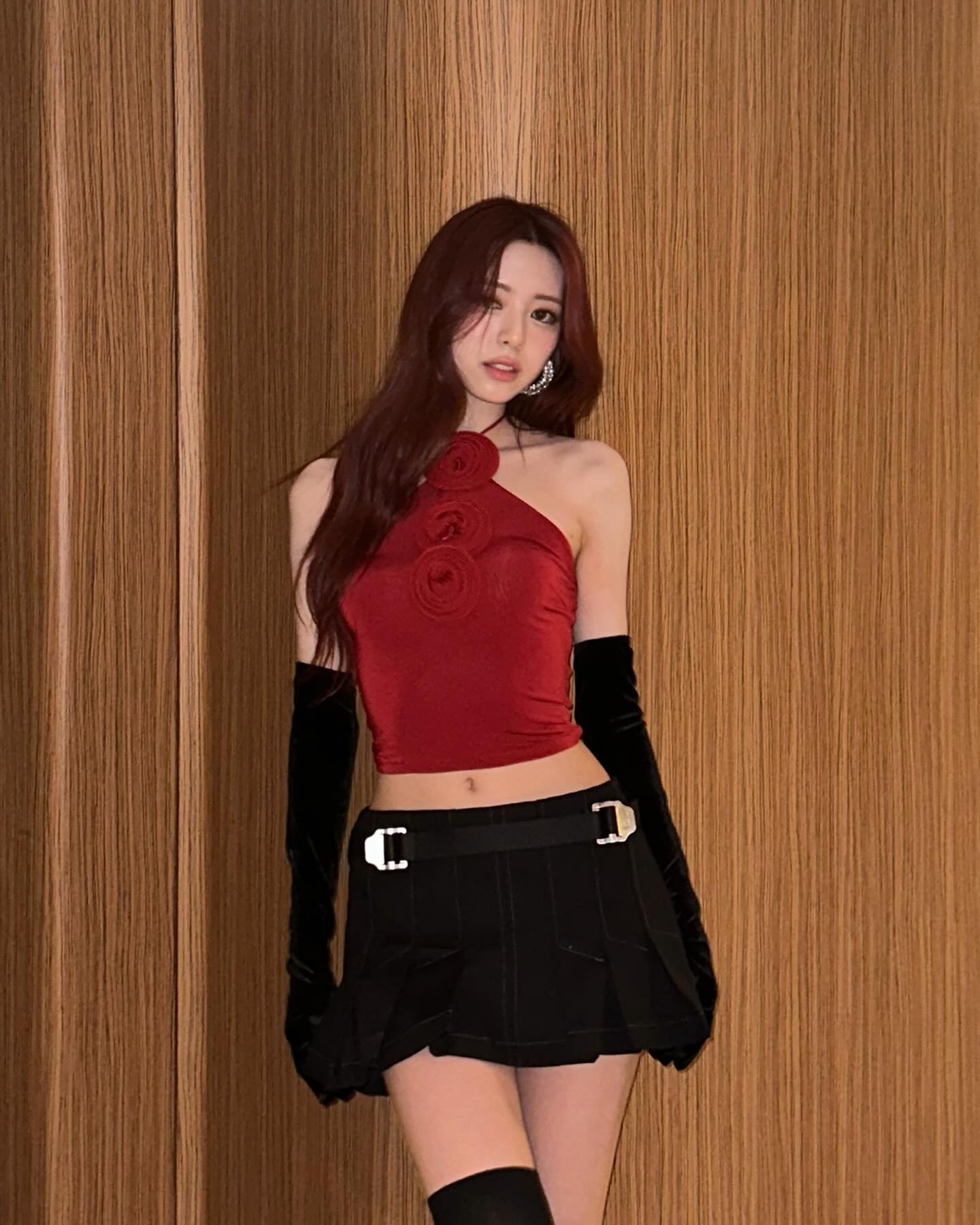 매혹적인 붉은 의상의 유나.gif | 인스티즈