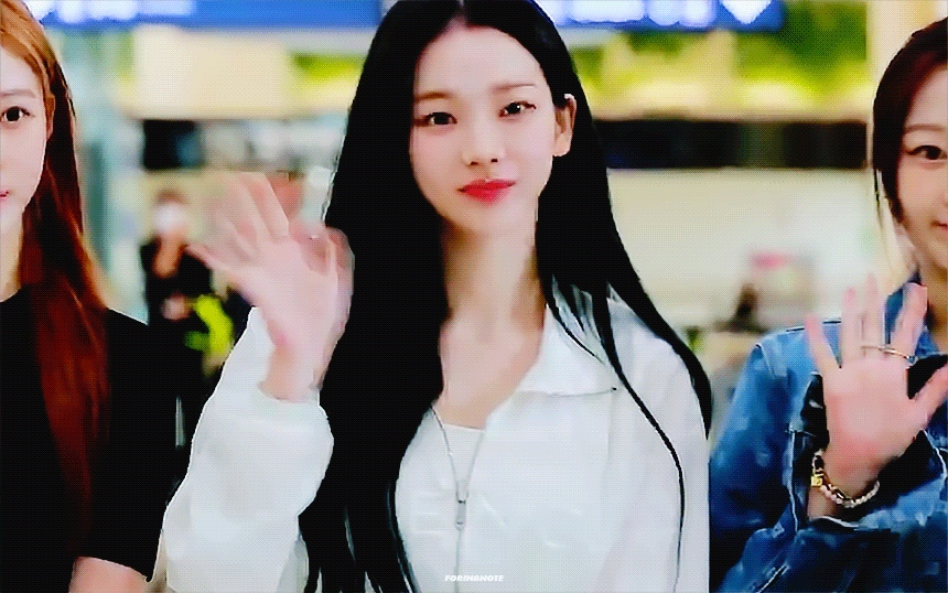 여권대조 때문에 마스크 벗는 카리나.gif | 인스티즈