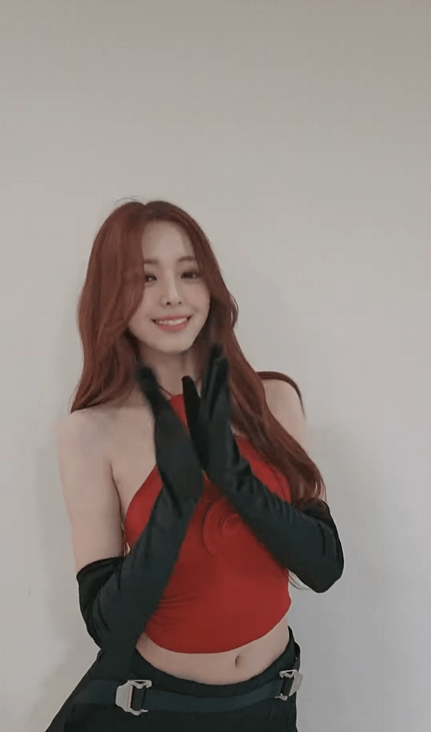 매혹적인 붉은 의상의 유나.gif | 인스티즈