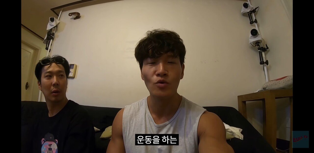 유튜버각 보고 있는 김종국 | 인스티즈