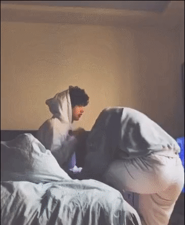해외에서 유행하는 게임하는 남자친구 방해하기 챌린지.gif | 인스티즈