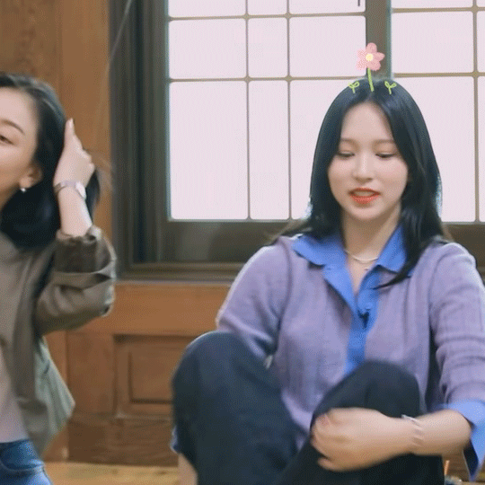 요상한 자세로 투호하는 트와이스.gif | 인스티즈