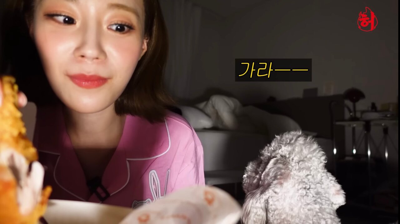 친언니 방에서 몰래 치킨 먹기 시도하는 허영지 | 인스티즈