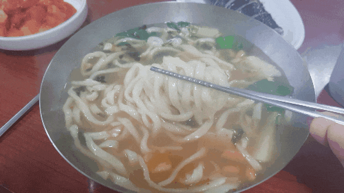 밤에 찬바람 부는 요즘 둘 중 더 땡기는 것은.GIF | 인스티즈