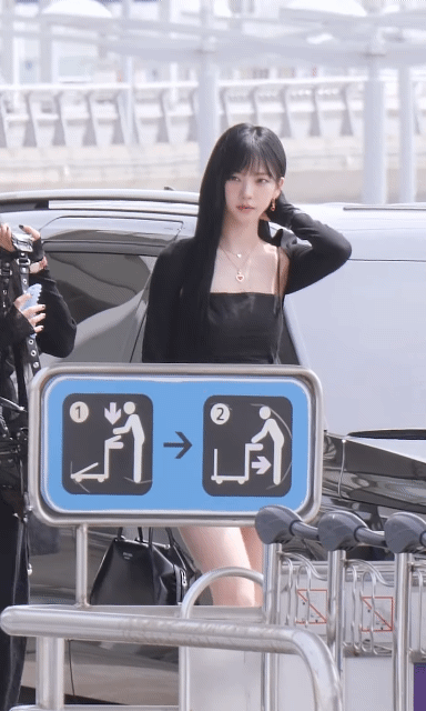 걸어가는 카리나 .gif | 인스티즈