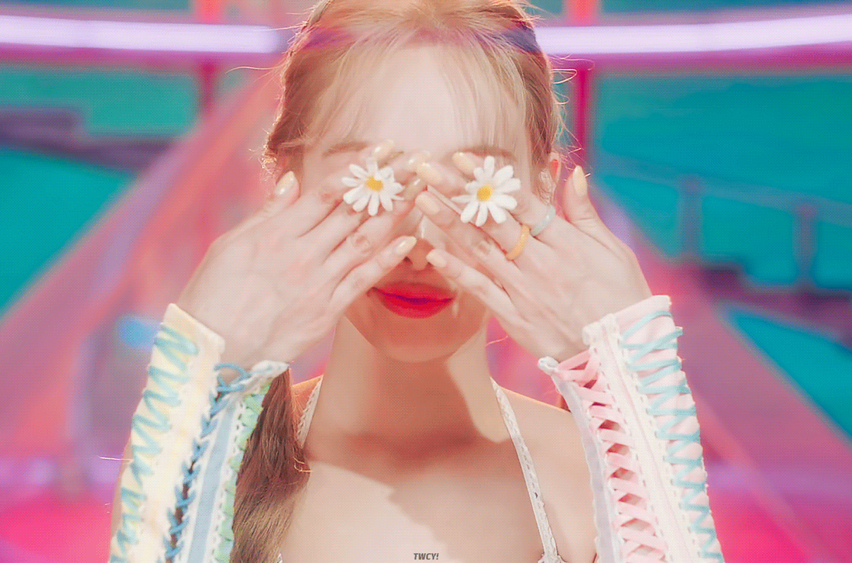 시작하자마자 채영이 캐리하는 트와이스 신곡뮤비.gif | 인스티즈