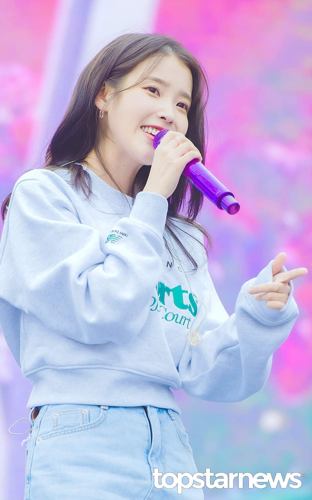 오랜만에 보라색 마이크들고 행사뛴 오늘자 아이유 .jpg | 인스티즈