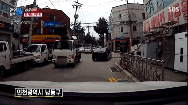 편의점에 가려고 도로를 막아버린 운전자 | 인스티즈
