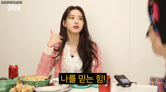 장원영 입덕 영상이라고 불리는 유튜브 컨텐츠 with 영지 차린건 없지만.jpgif | 인스티즈