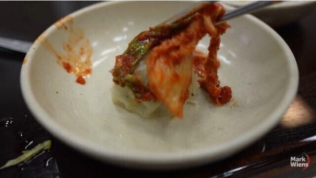 김치+만두 조합을 경험한 해외 유튜버.jpg | 인스티즈