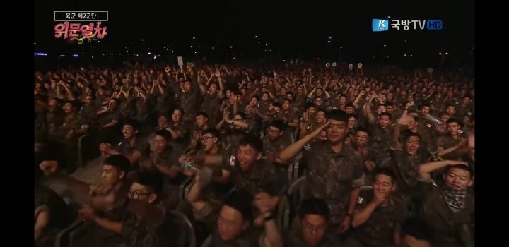 위문열차 공연 온 브레이브걸스한테 경례 박는 병사.jpg | 인스티즈