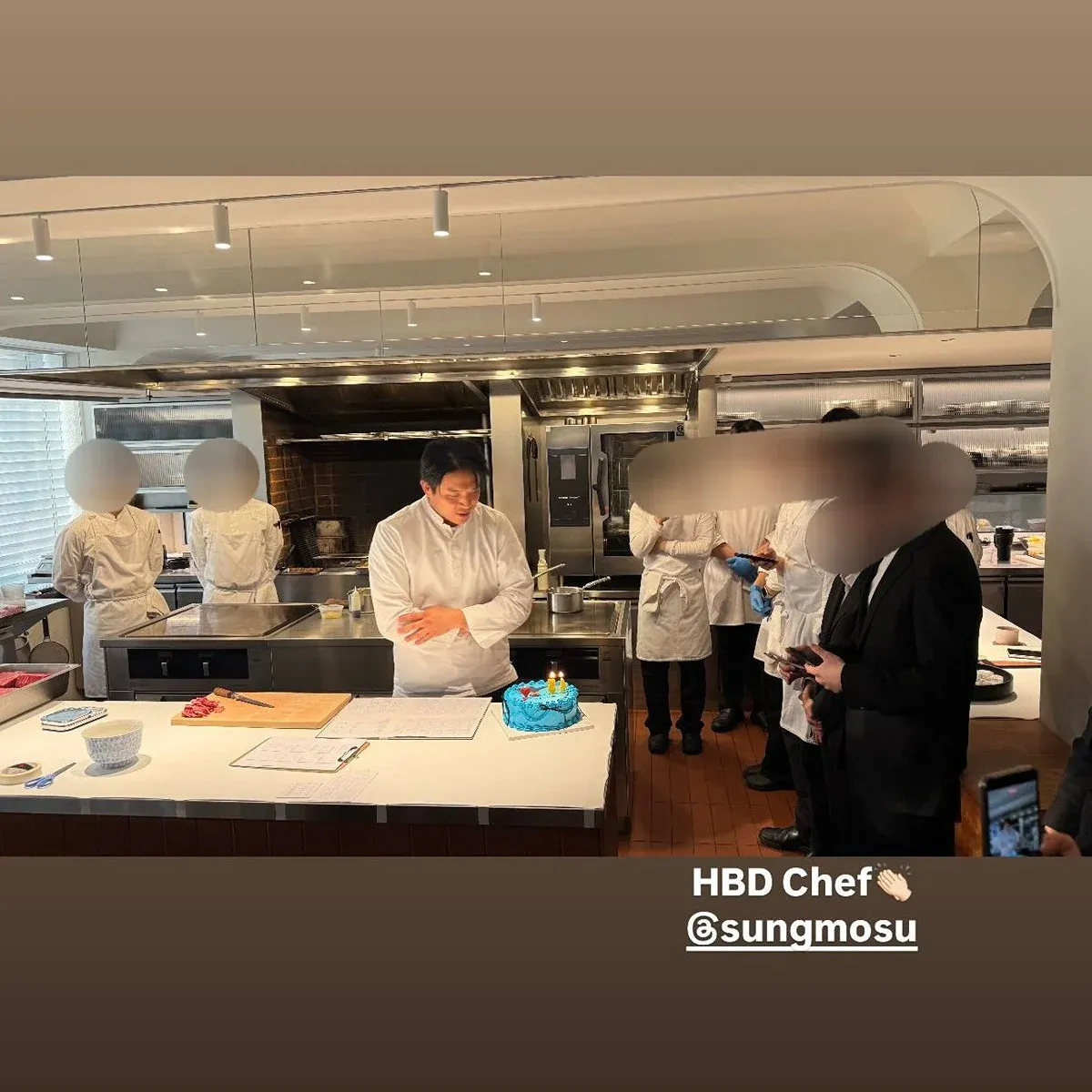 모수 직원들한테 생일 케이크 받은 안성재 | 인스티즈