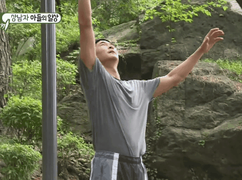 턱걸이 하는 배정남.gif | 인스티즈