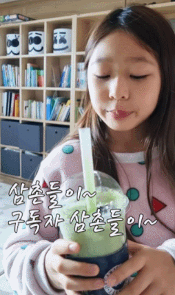 구독자 삼촌들한테 감사 인사하는 유튜버 딸.gif | 인스티즈