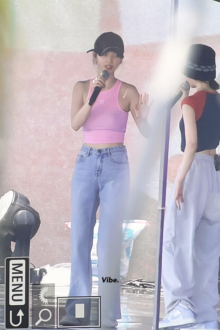 분홍색 탱크탑 카리나 | 인스티즈