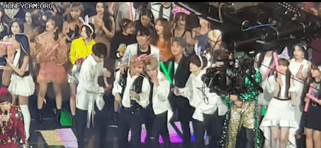 BTS 진, 연말 음악프로에서 동료 가수에게 다정하게 팔짱끼는 모습에 해외팬들 궁금증 폭발 | 인스티즈
