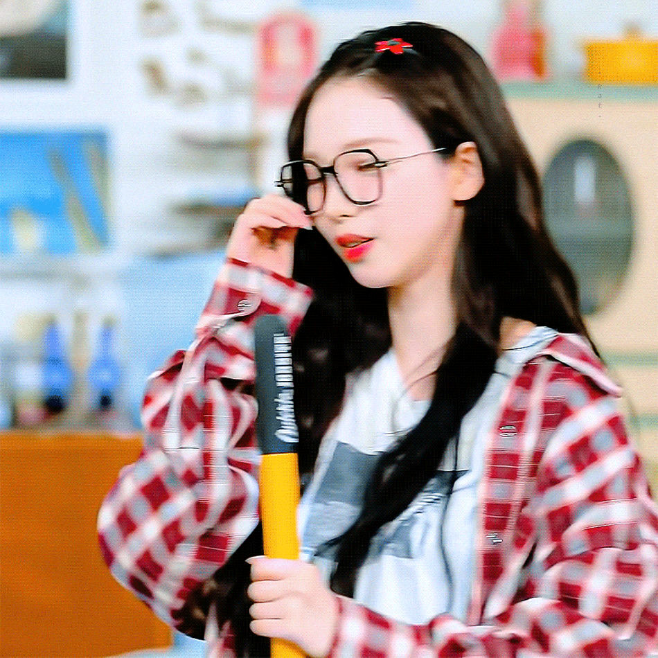 뿔테 안경 너드녀 컨셉 카리나.mp4jpgif | 인스티즈