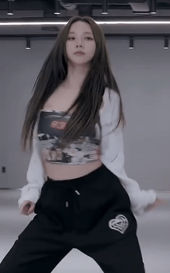 머리 묶는 두마카세 카리나.gif | 인스티즈