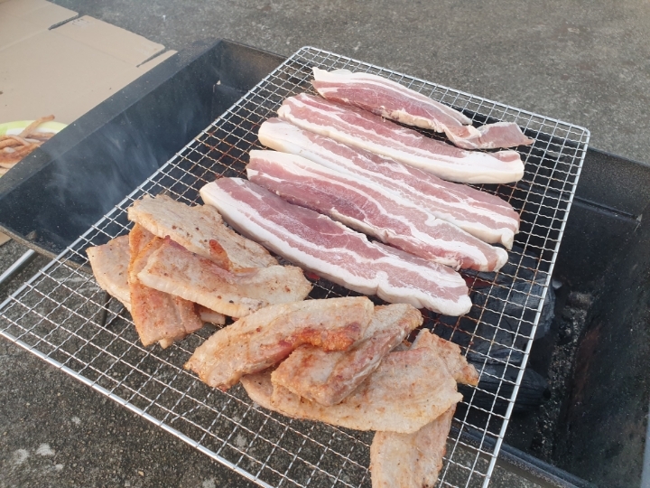 옥상에서 강원도 참숯으로 구운 삼겹살 - 악플달면 쩌리쩌려버려 - ＊여성시대＊ 차분한 20대들의 알흠다운 공간 옥상에서 강원도 참숯으로 구운... 