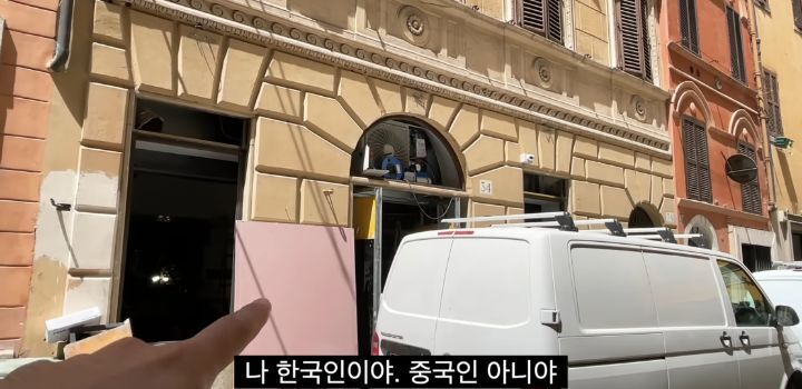 이탈리아에서 인종차별 당하고 이성적으로 참교육한 유튜버 | 인스티즈