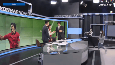 아나운서랑 사진찍는 조규성 | 인스티즈