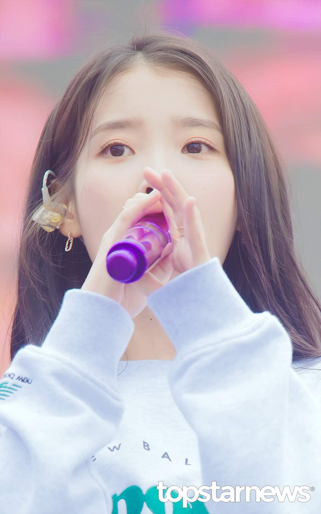 오랜만에 보라색 마이크들고 행사뛴 오늘자 아이유 .jpg | 인스티즈