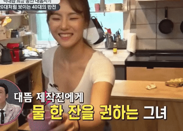 40대인데 다른사람들이 20대로 본다는 여성.gif | 인스티즈