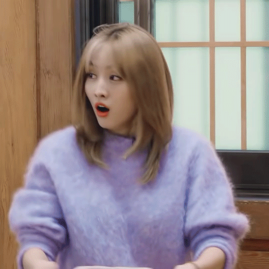 요상한 자세로 투호하는 트와이스.gif | 인스티즈