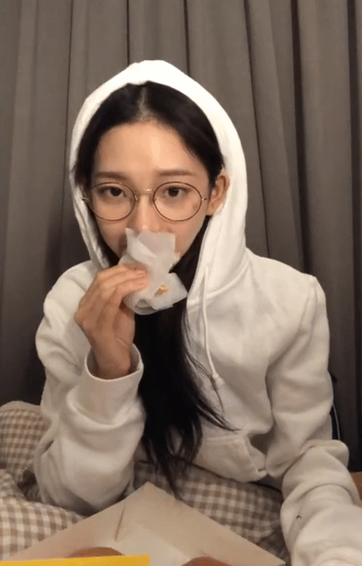 크리스피 도넛 먹는 카리나.gif | 인스티즈