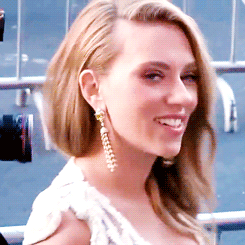 팬에게 싸인 해주는 스칼렛 요한슨 | 인스티즈