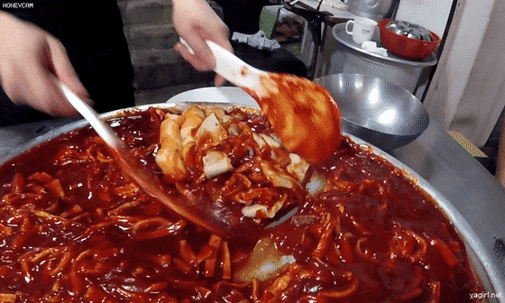 떡볶이 좋아하는 사람들 사이에서 꽤 갈리는것.gif | 인스티즈