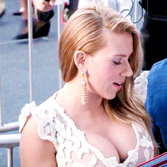 팬에게 싸인 해주는 스칼렛 요한슨 | 인스티즈