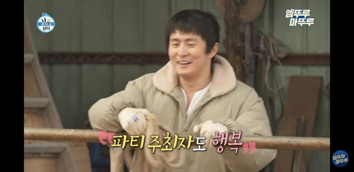 [나혼자산다] 톱밥만 새로 깔아줬을 뿐인데 좋아서 날뛰는 소들 | 인스티즈