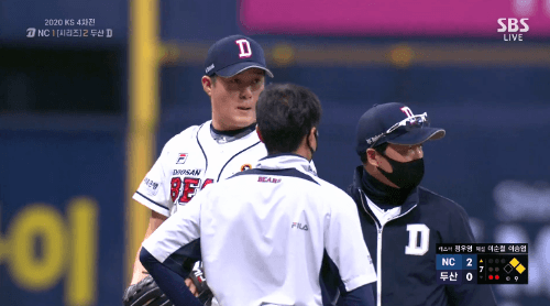 결국 부상으로 교체되는 두산 김강률.gif | 인스티즈