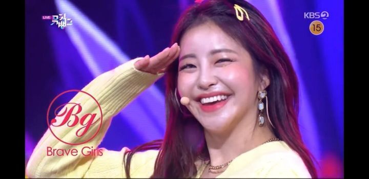 위문열차 공연 온 브레이브걸스한테 경례 박는 병사.jpg | 인스티즈