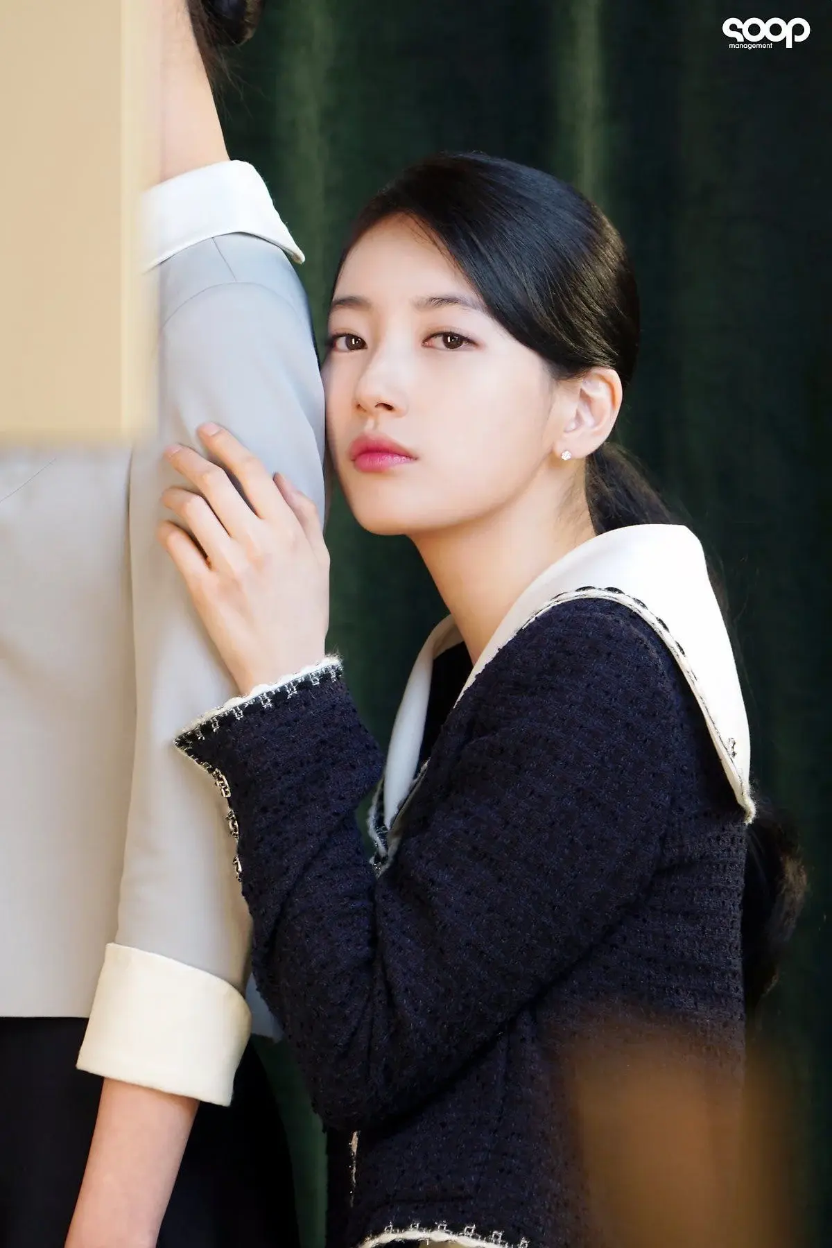 불타는 핸드백으로 남편 죽이러가는 수지.gif | 인스티즈