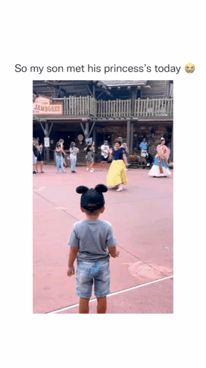 디즈니랜드에서 예를 다해 인사할 때, 공주님들의 반응.gif | 인스티즈