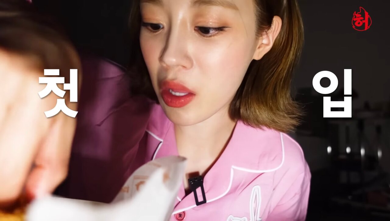 친언니 방에서 몰래 치킨 먹기 시도하는 허영지 | 인스티즈