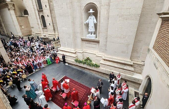 카톨릭교회 역사상 최초 성 베드로 성전에 설치된 아시아 성인의 성상 | 인스티즈