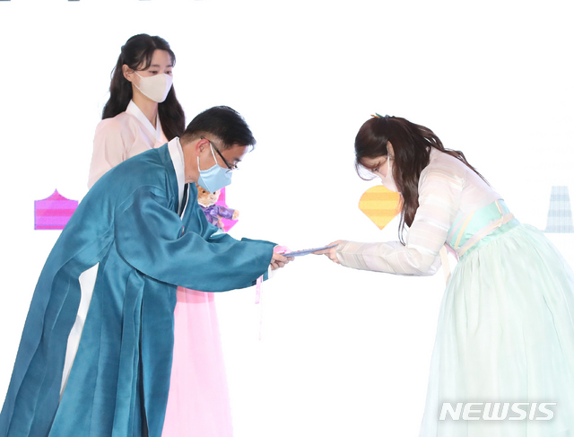 오늘자 한복입은 전효성 인스타 .........jpg | 인스티즈