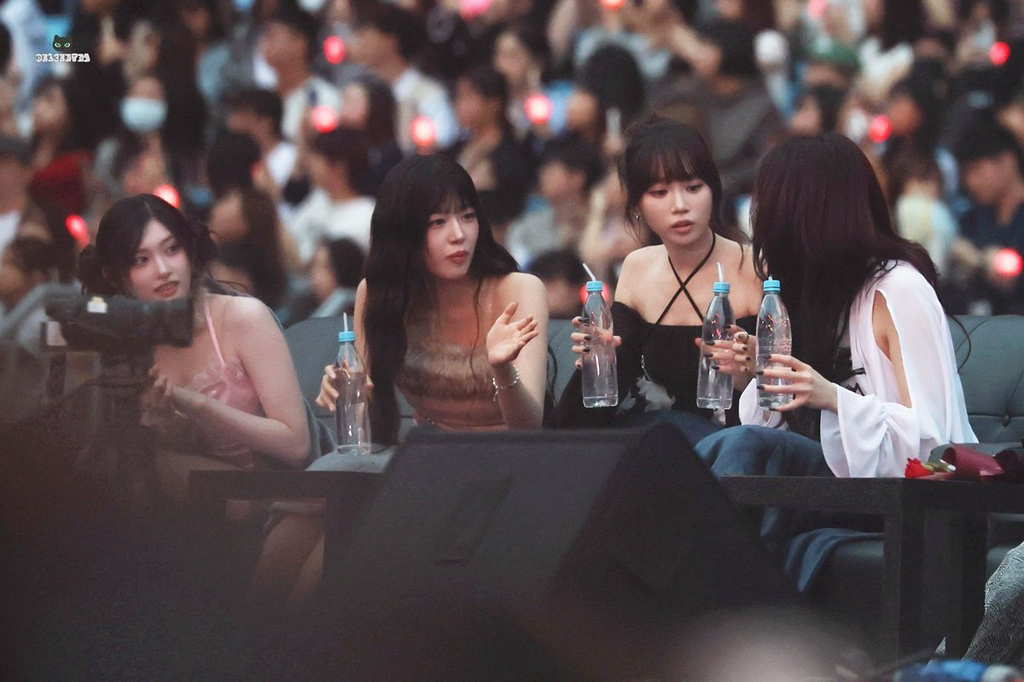 대선배인 아이유에게 물을 어떻게 줄지 의논하는 아이브, 르세라핌 멤버들 | 인스티즈