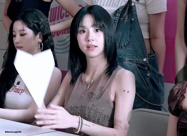 시크하게 입고 화보 찍는 트와이스 8주년 MD비하인드.gif - 웃긴자료 ..., حجم الصورة 600x437