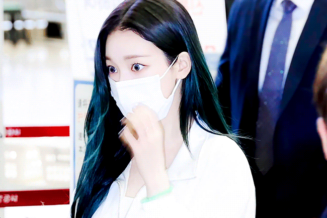 여권대조 때문에 마스크 벗는 카리나.gif | 인스티즈