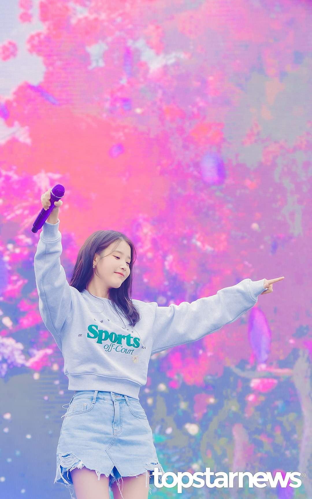 오랜만에 보라색 마이크들고 행사뛴 오늘자 아이유 .jpg | 인스티즈