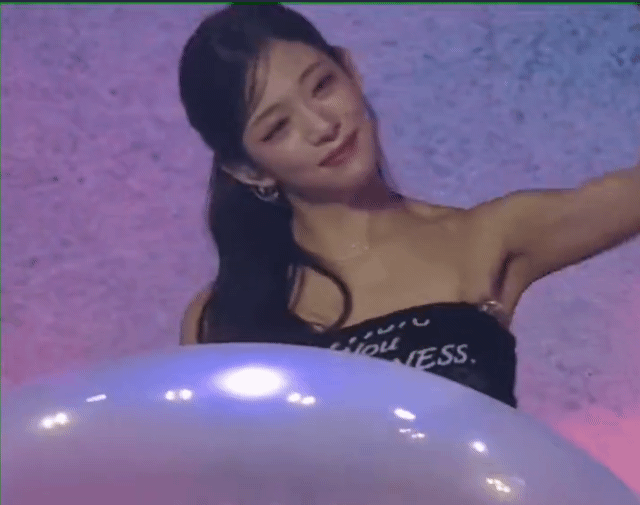 첫 단독콘서트에서 관객석으로 마이크 던진 아이돌 (feat 프로미스나인 이채영 | 인스티즈