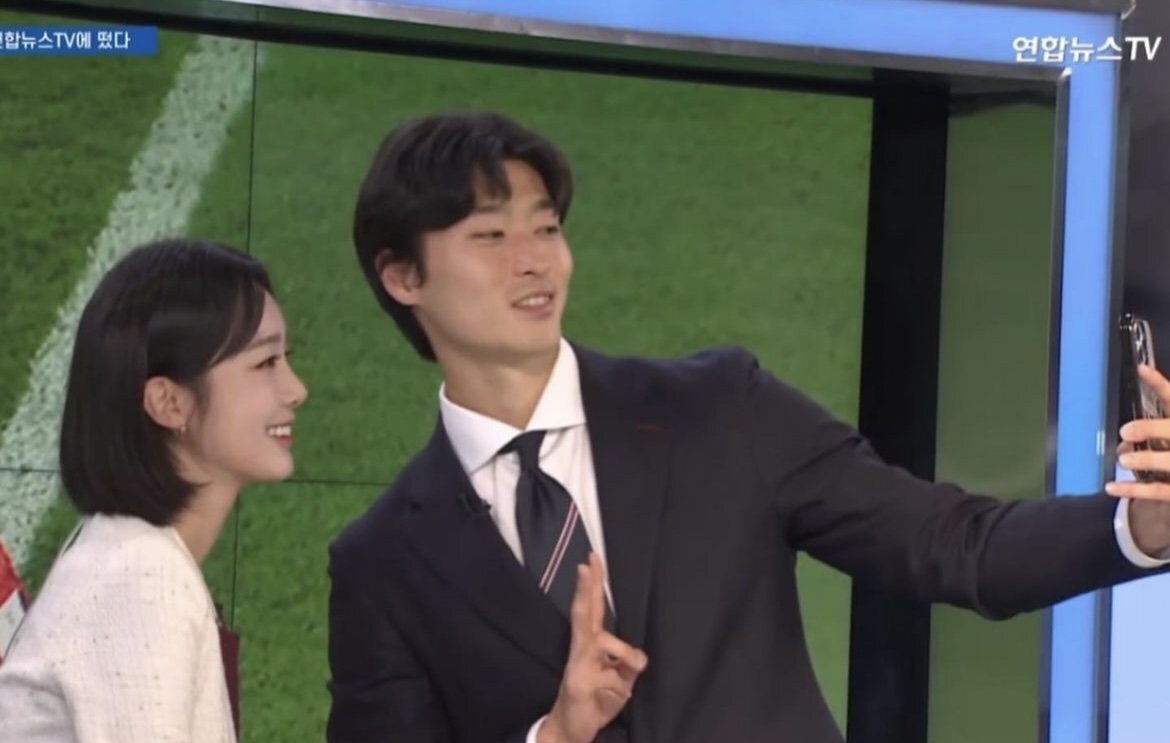 아나운서랑 사진찍는 조규성 | 인스티즈