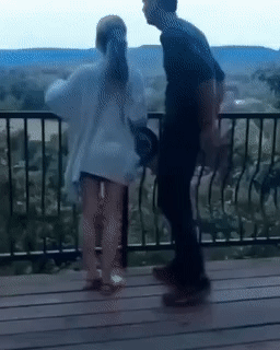 프로포즈에 격한 반응을 보이는 여자 .gif | 인스티즈