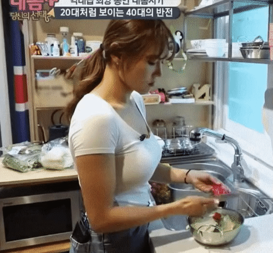 40대인데 다른사람들이 20대로 본다는 여성.gif | 인스티즈