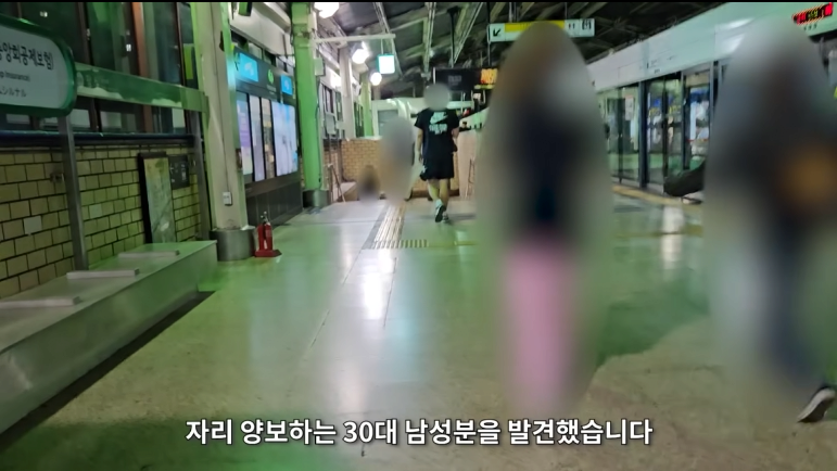 시민들에게 냅다 돈주고 도망가는 유튜버 | 인스티즈