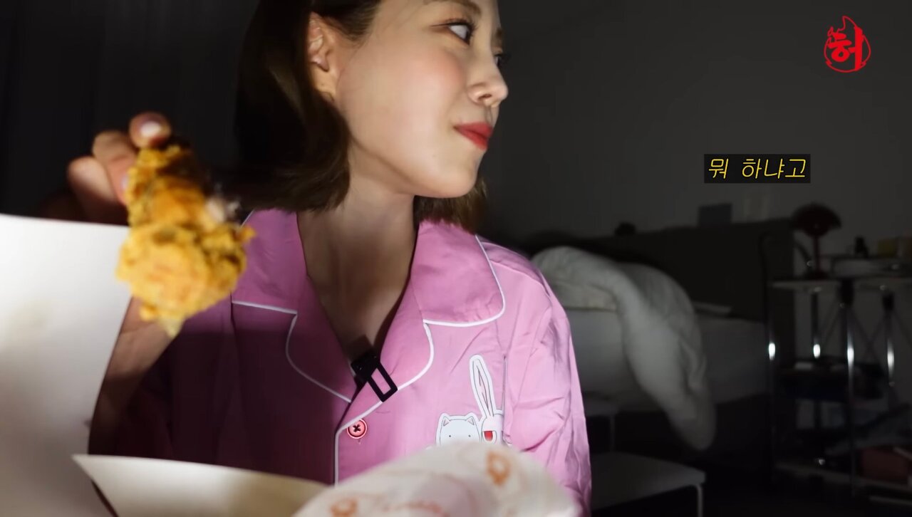 친언니 방에서 몰래 치킨 먹기 시도하는 허영지 | 인스티즈